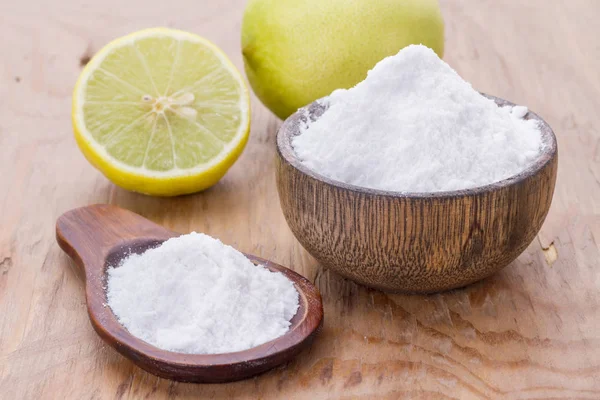 Bicarbonate de soude au citron sur fond en bois — Photo