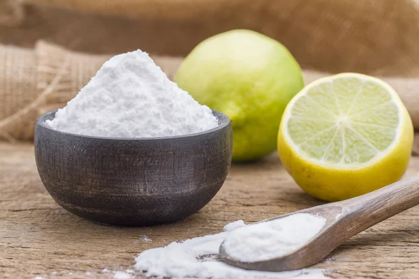 Soda para hornear con limón sobre fondo de madera — Foto de Stock