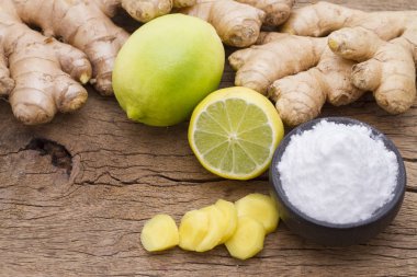 Ahşap arka plan üzerinde limonlu soda pişirme