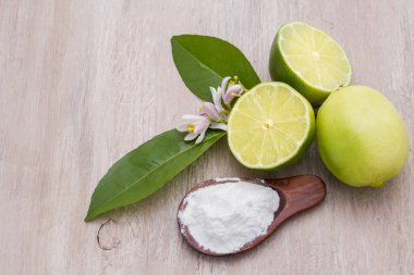 Ahşap arka plan üzerinde limonlu soda pişirme