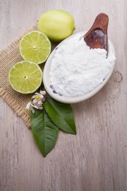 Ahşap arka plan üzerinde limonlu soda pişirme