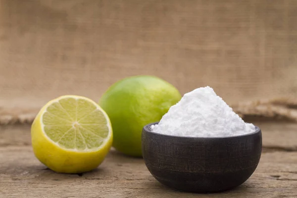 Soda para hornear con limón sobre fondo de madera — Foto de Stock