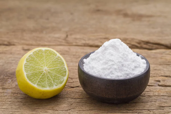 Soda para hornear con limón sobre fondo de madera — Foto de Stock