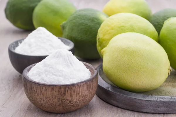 Soda para hornear con limón sobre fondo de madera — Foto de Stock