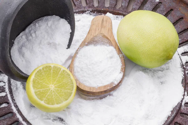Soda para hornear con limón sobre fondo de madera — Foto de Stock