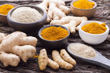 Toz ve zencefil kökü curcuma toz ve ahşap