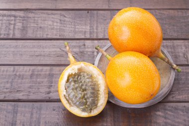 Granadilla, ahşap arka plan (Passiflora ligularis tropikal meyveler)