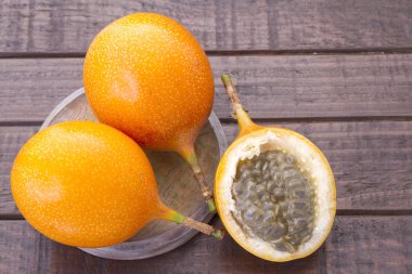 Granadilla, ahşap arka plan (Passiflora ligularis tropikal meyveler)