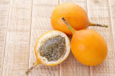 Granadilla, ahşap arka plan (Passiflora ligularis tropikal meyveler)