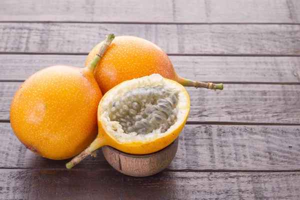 Granadilla, frutas tropicais sobre fundo de madeira (Passiflora ligularis ) — Fotografia de Stock