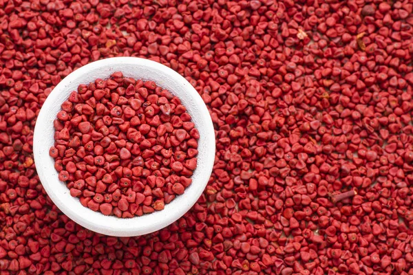 Las semillas de achiote, originarias de América Central y partes de América del Sur se utilizan para sazonar y colorear los alimentos. —  Fotos de Stock