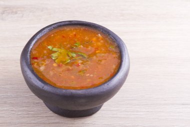 Kil kase ahşap üzerine baharatlı sos