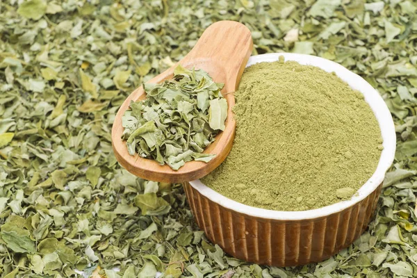 A fából készült háttér (Moringa oleifera por és moringa levelek) — Stock Fotó