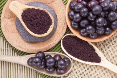 Amazon üzerinde ahşap (Euterpe oleracea kaynaklanan meyve ve acai toz)