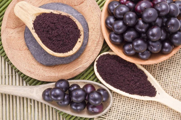 Frutta e acai in polvere originari dell'Amazzonia su legno (Euterpe oleracea ) — Foto Stock