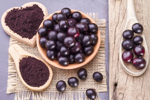 Fruits and acai powder originating from the Amazon on wood (Euterpe oleracea) — Stock Photo, Image