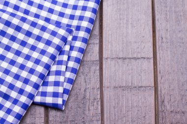 Ahşap zemin üzerine mavi masa örtüsü