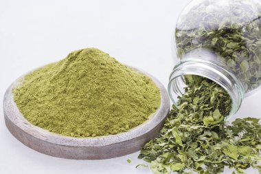 Yaprakları ve moringa tozu (Moringa oleifera)