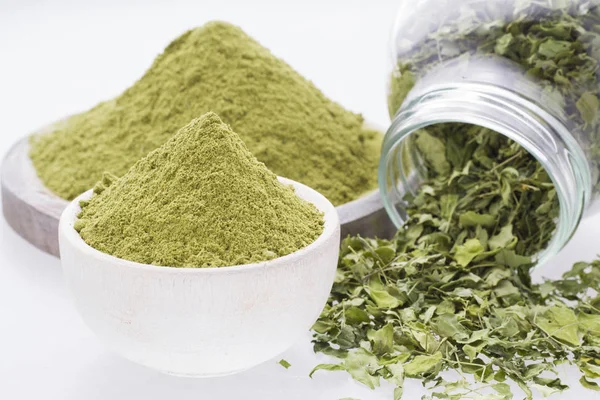 Listy a moringa prášek (Moringa oleifera) — Stock fotografie