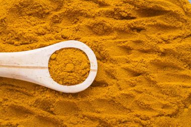 Zerdeçal arka plan - curcuma longa kaşıkla ile zerdeçal tozu