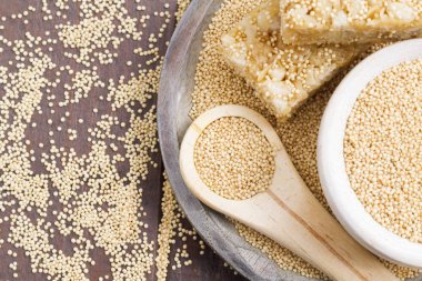 Solmayan çiçek tohumu ve ahşap üzerine enerji barlar