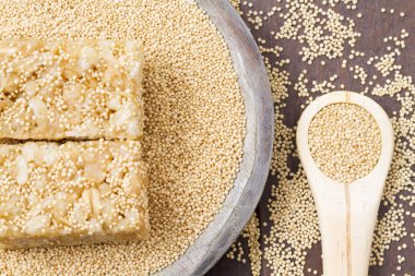 Solmayan çiçek tohumu ve ahşap üzerine enerji barlar