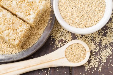 Solmayan çiçek tohumu ve ahşap üzerine enerji barlar