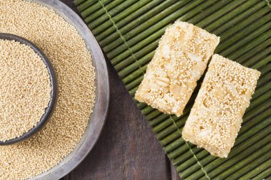 Solmayan çiçek tohumu ve ahşap üzerine enerji barlar