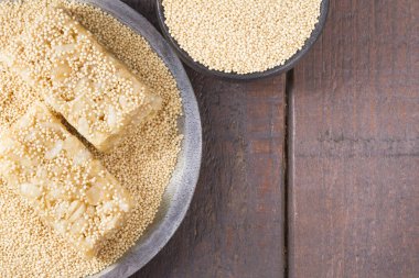 Solmayan çiçek tohumu ve ahşap üzerine enerji barlar