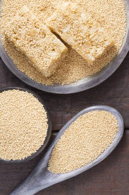 Solmayan çiçek tohumu ve ahşap üzerine enerji barlar