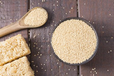 Solmayan çiçek tohumu ve ahşap üzerine enerji barlar