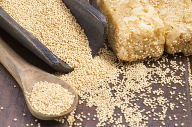 Solmayan çiçek tohumu ve ahşap üzerine enerji barlar