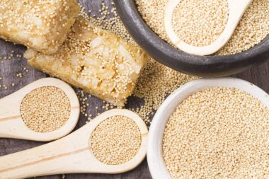 Solmayan çiçek tohumu ve ahşap üzerine enerji barlar