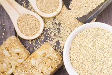 Solmayan çiçek tohumu ve ahşap üzerine enerji barlar