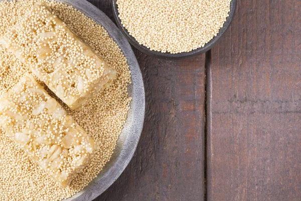 Solmayan çiçek tohumu ve ahşap üzerine enerji barlar