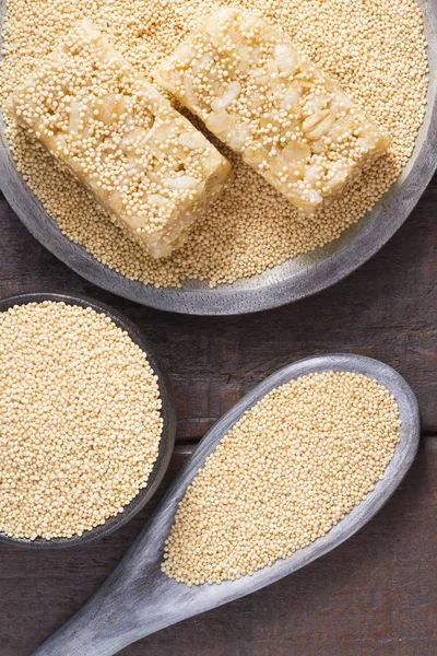 Solmayan çiçek tohumu ve ahşap üzerine enerji barlar