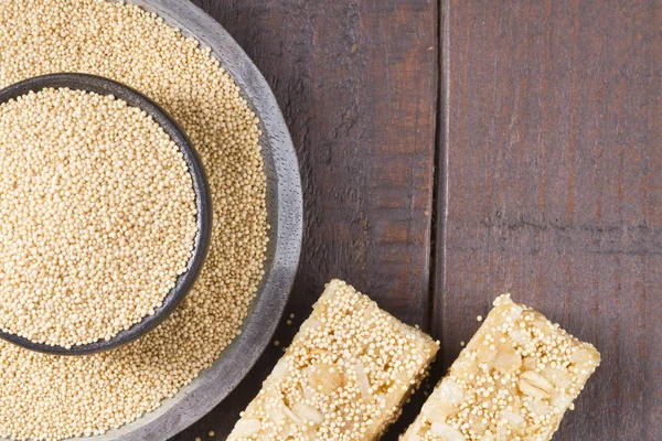 Solmayan çiçek tohumu ve ahşap üzerine enerji barlar