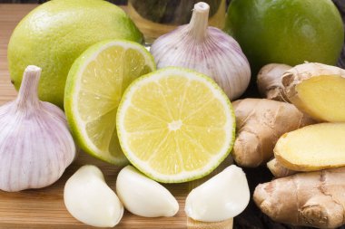 Sarımsak limon ahşap üzerine