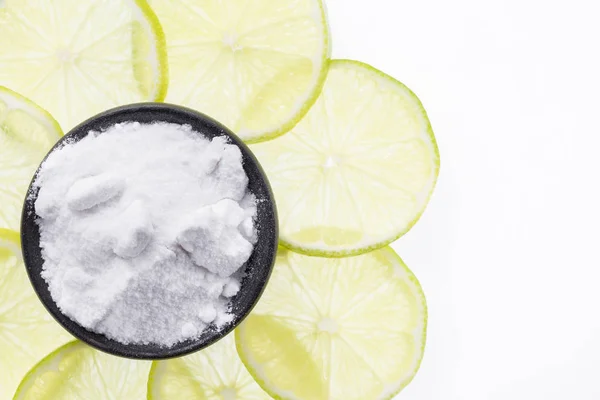 Soda para hornear con limón aislado sobre fondo blanco — Foto de Stock