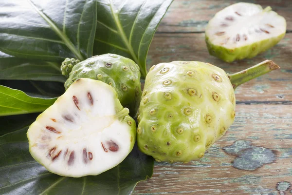 Noni empilhados em madeira - Morinda citrifolia — Fotografia de Stock