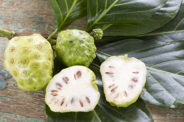 Noni empilhados em madeira - Morinda citrifolia — Fotografia de Stock