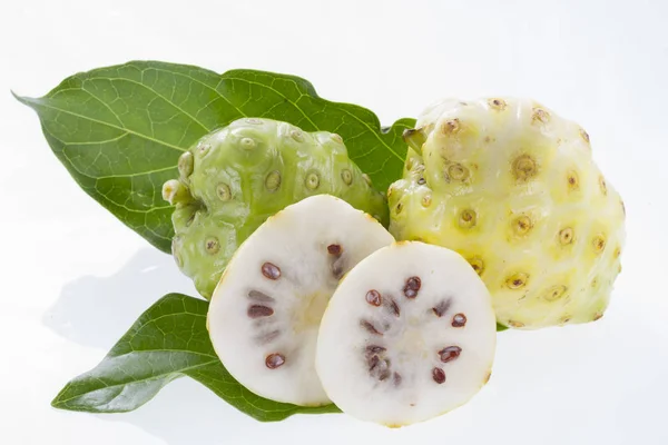 Beyaz arka plan üzerinde - Morinda citrifolia izole Noni meyve