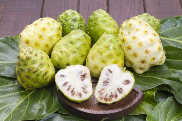 Noni empilhados em madeira - Morinda citrifolia — Fotografia de Stock