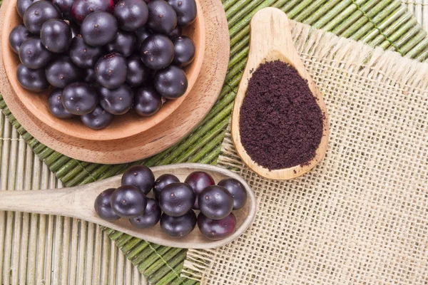 Ruits e açaí em pó originários da Amazónia (Euterpe oleracea ) — Fotografia de Stock