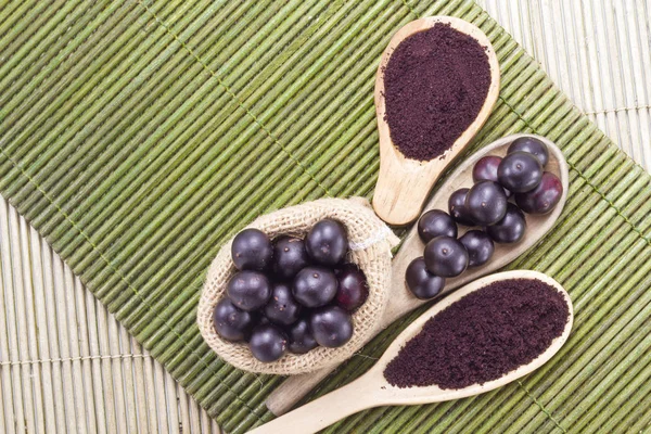 Ruits e açaí em pó originários da Amazónia (Euterpe oleracea ) — Fotografia de Stock