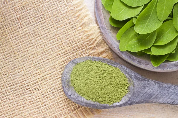 Levelek és a fa (moringa oleifera moringa por) — Stock Fotó