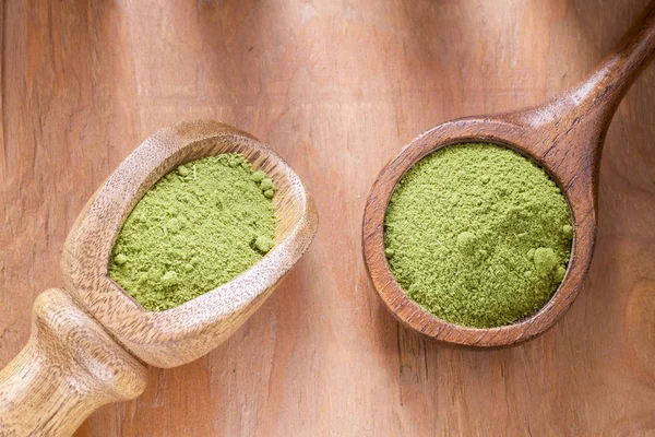 Hojas y polvo de moringa sobre madera (moringa oleifera ) —  Fotos de Stock