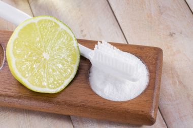 Kabartma tozu ile ahşap üzerine limon