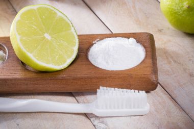 Kabartma tozu ile ahşap üzerine limon