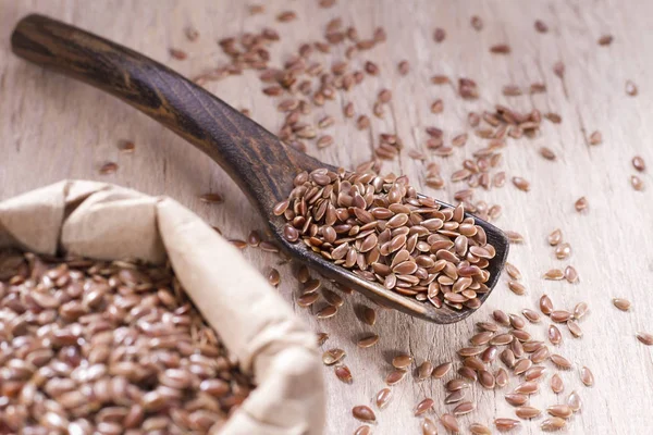 Semillas de lino en cuenco de madera y cuchara — Foto de Stock